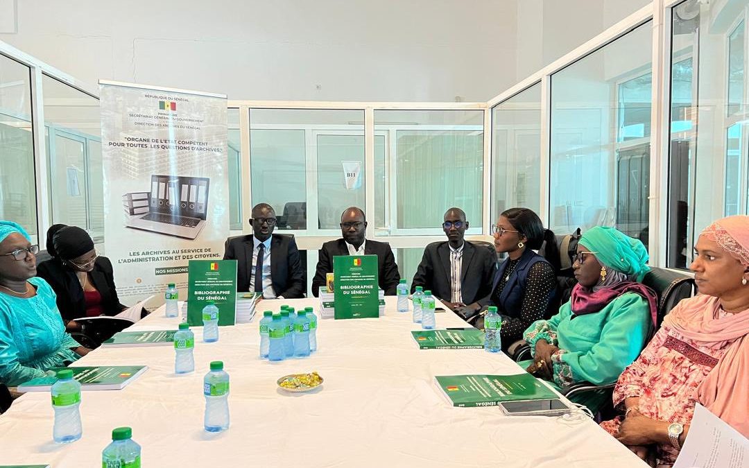 Ce mardi 14 avril 2026, le Directeur des Archives du Sénégal a procédé à la réception officielle, des mains du Professeur Moussa Samba, Directeur des Presses universitaires de Dakar (PUD), de la nouvelle édition de la Bibliographie nationale du Sénégal (volume 1 : 2005-2015), en présence du personnel des deux structures.