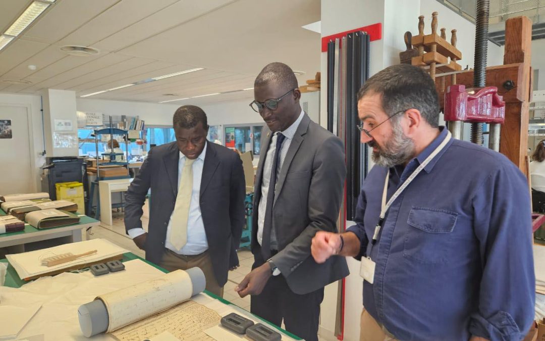 Du 05 au 12 avril 2026, le Directeur des Archives du Sénégal, Monsieur Mohamed Lat Sack Diop, a conduit une mission en France dont l’objectif principal était de réaliser un benchmarking au sein de différents services du réseau archivistique français. Cette mission visait à s’inspirer davantage du modele de gestion et de gouvernance des archives.